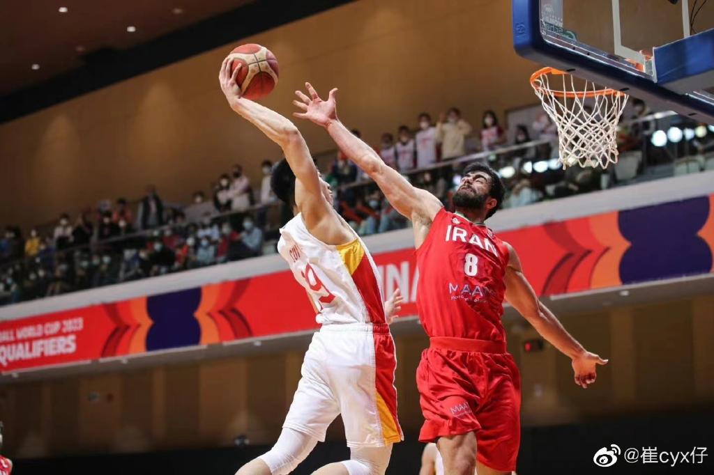 2月26日,崔永熙(左)在比赛中扣篮.图片来源:崔永熙社交媒体账号