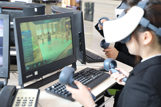 江西南昌,我国首个国家职业教育虚拟仿真示范实训基地vr实训室内,学生