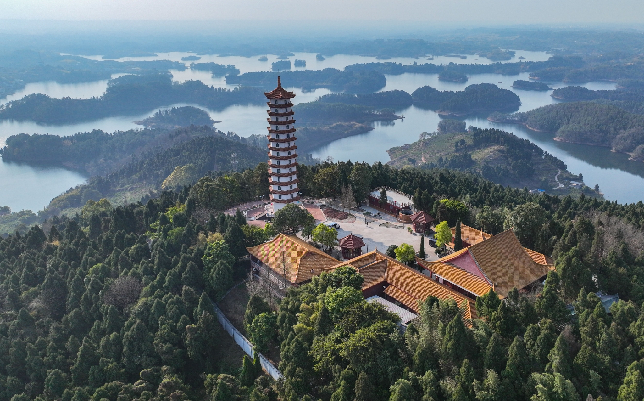 这是2月25日拍摄的眉山市仁寿县黑龙滩水库一景(无人机照片).