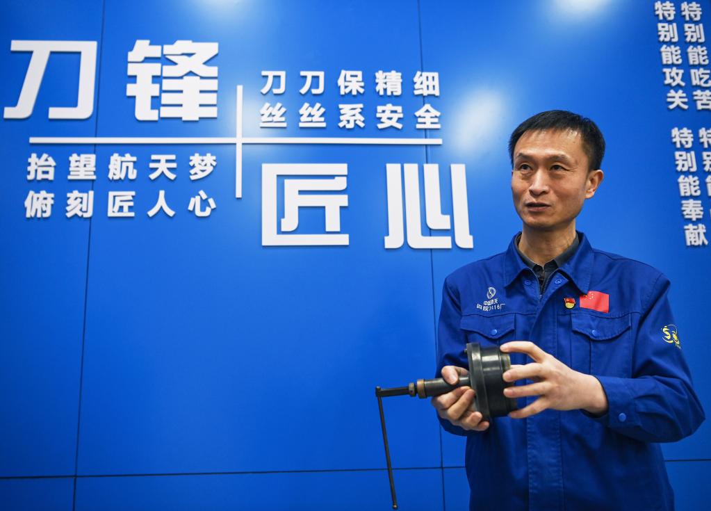 2月15日,徐立平在工作室介绍工作刀具.新华社记者 邹竞一摄