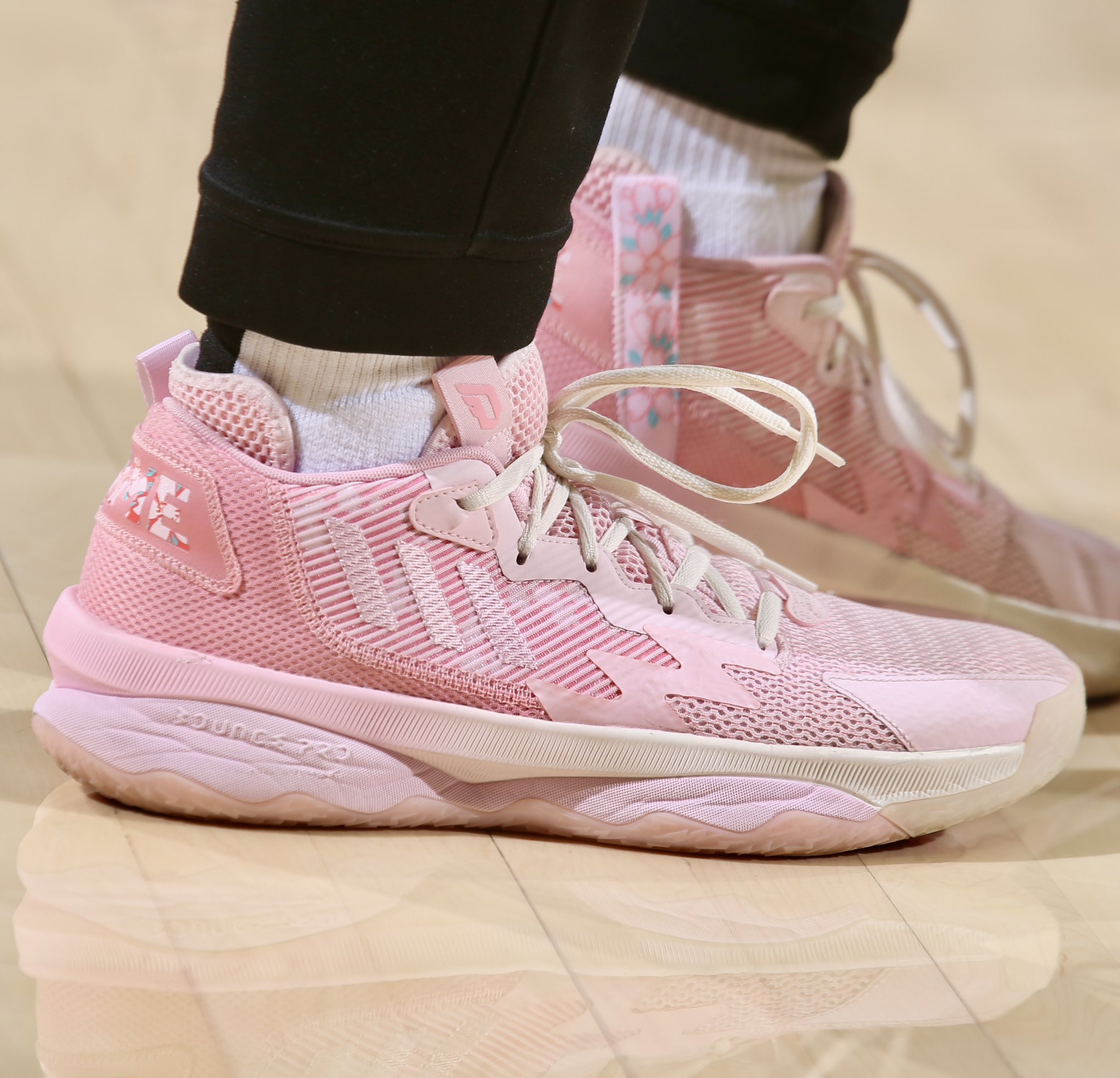 利拉德上脚dame8樱花配色战靴 轰下71 6 6__财经头条