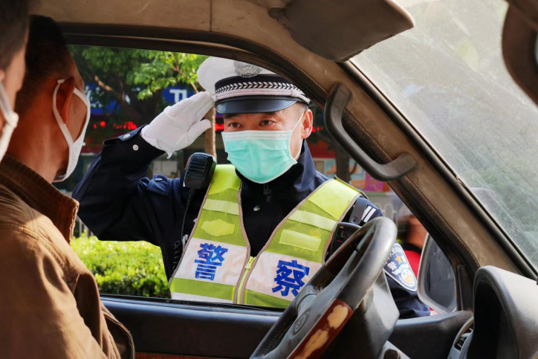 我是微电动四轮车就是接送孩子上学放学，现在交警在查扣这样电动车，请问交警有权扣车吗？