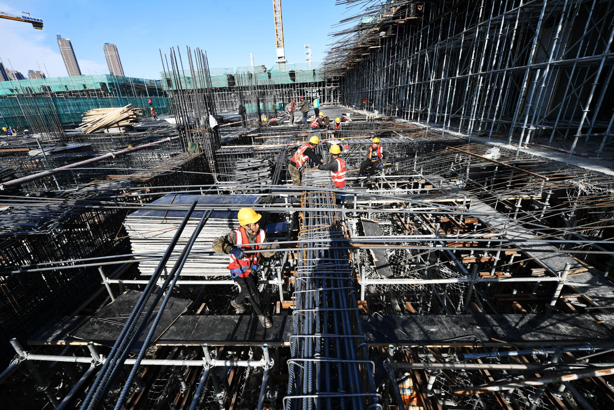 2月24日,北京城市副中心站综合交通枢纽施工现场,工人正在安装钢筋.