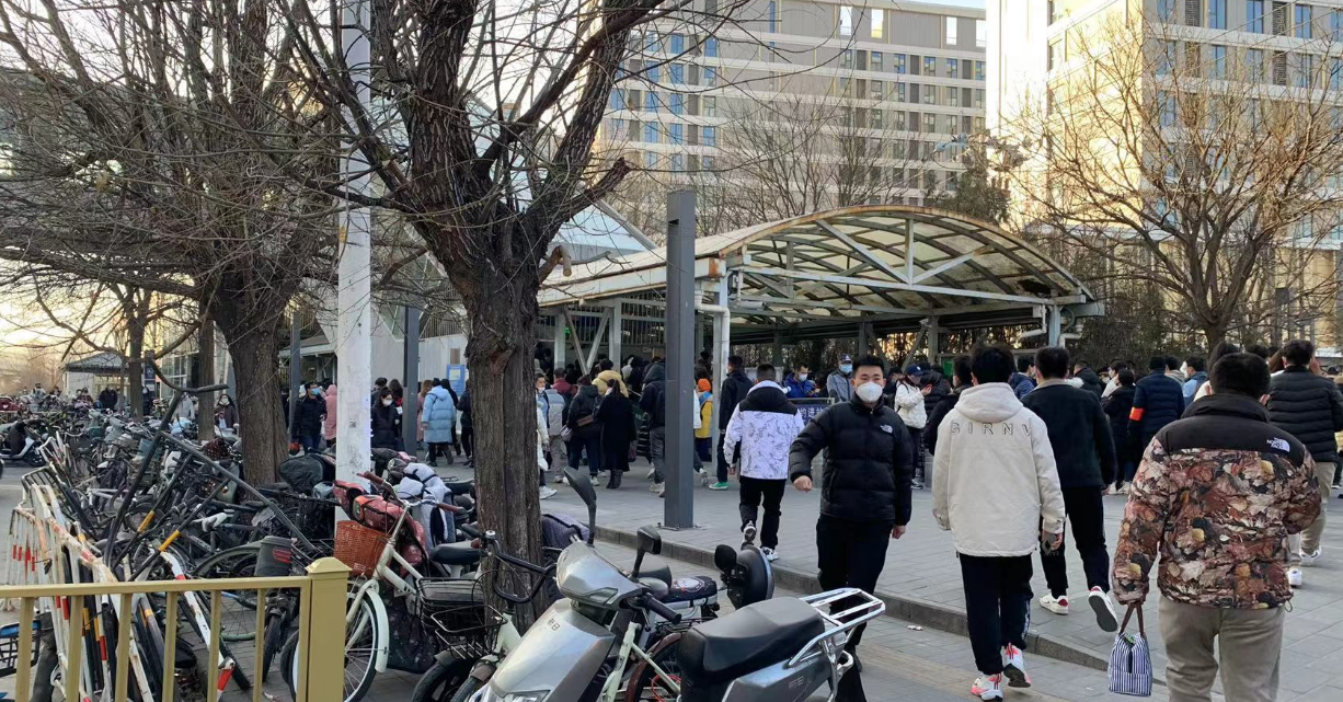 排队超百米,等待十多分钟,早高峰沙河地铁站进站为何这么难|地铁站