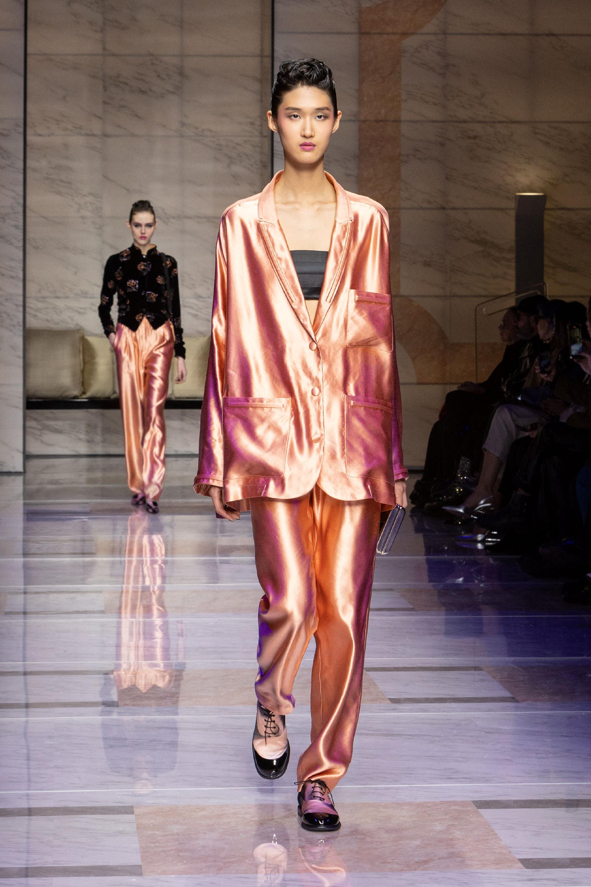 2月26日,模特在意大利米兰时装周上展示乔治·阿玛尼品牌的2023-2024