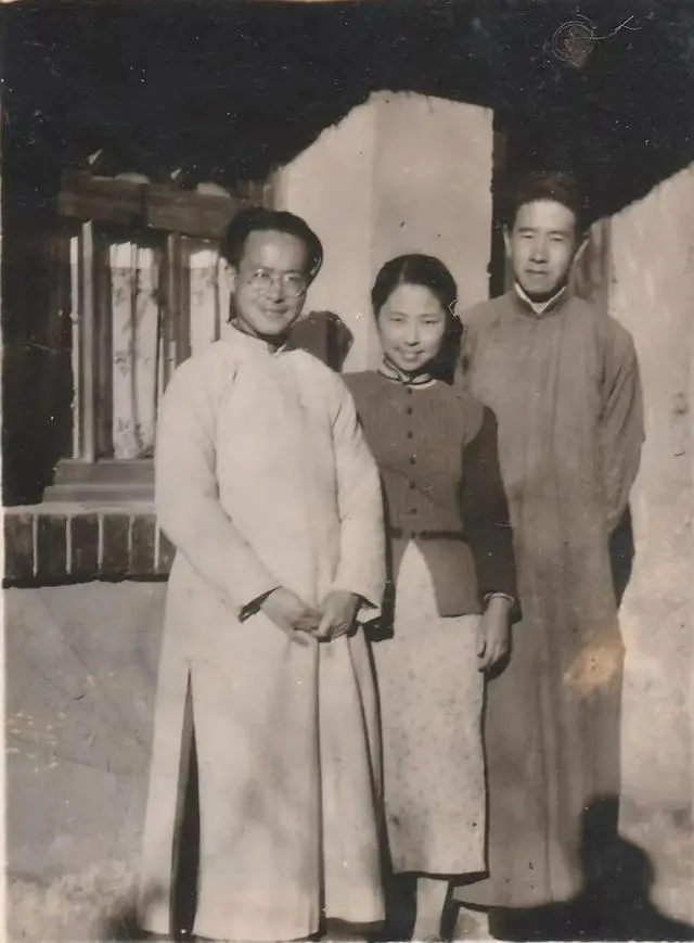 王逊(右一)与沈从文张兆和夫妇(1946年)