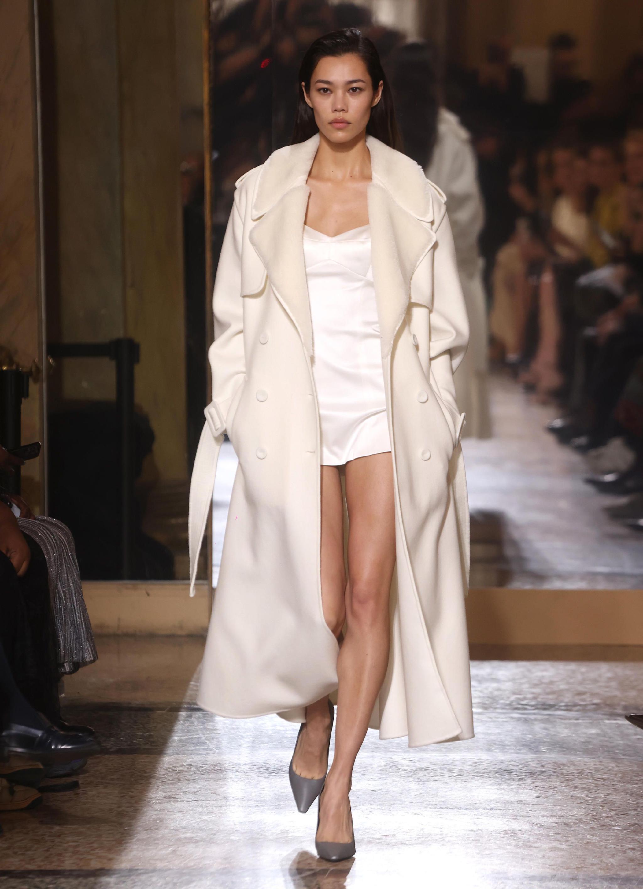 2月25日,模特在意大利米兰时装周上展示ermanno scervino品牌的2023