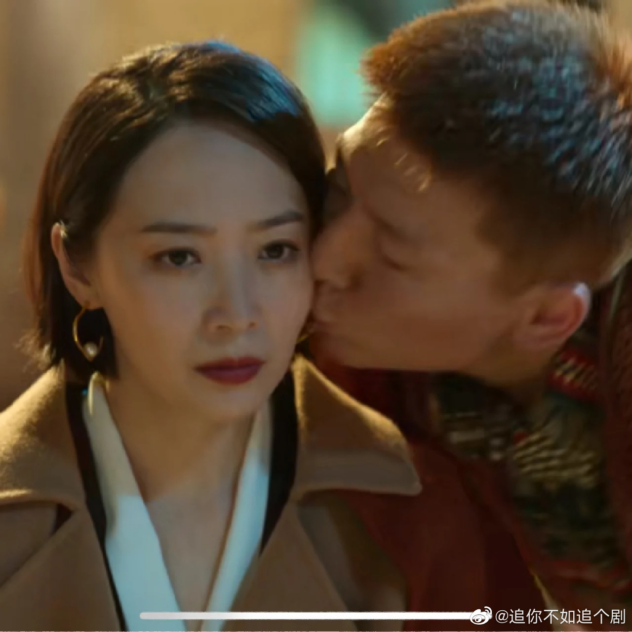 先亲程程后摸腿,我是莽村李宏伟|李宏伟_新浪新闻