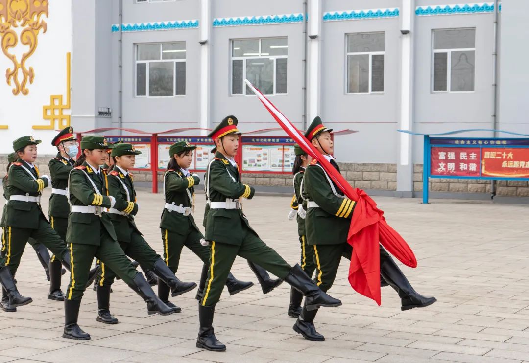 信心满怀向未来!土左旗蒙古族学校上好开学第一课!