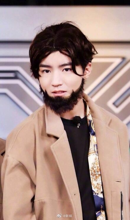 王俊凯(断桥)王源(我看见两朵一样的云)易烊千玺(满江红)