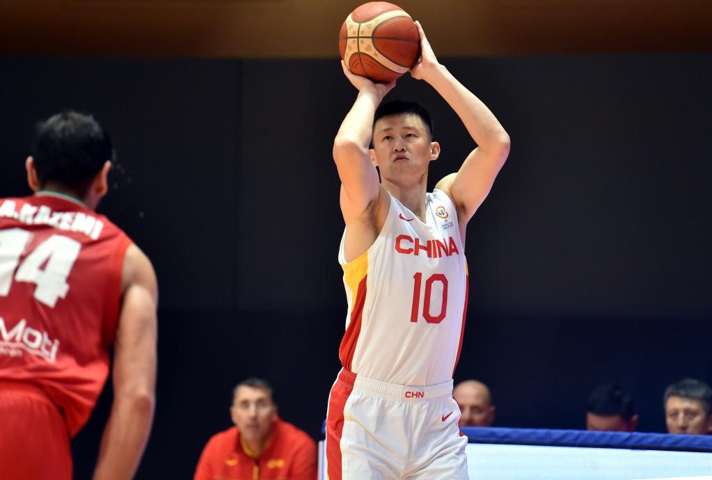 2月26日,中国队球员周鹏(右)在比赛中投篮.