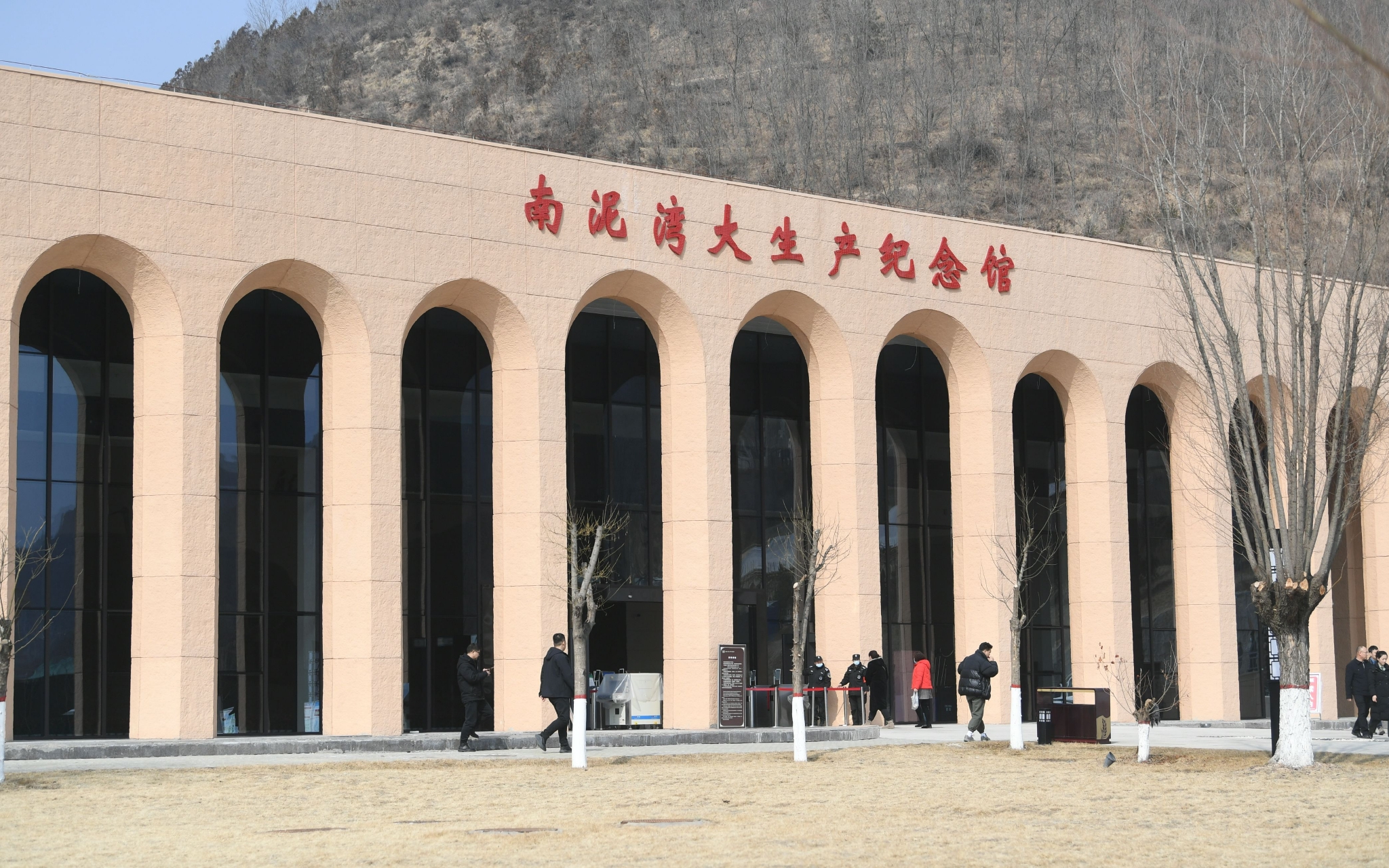 看振兴陕西行丨今日南泥湾红色旅游让年轻人回流