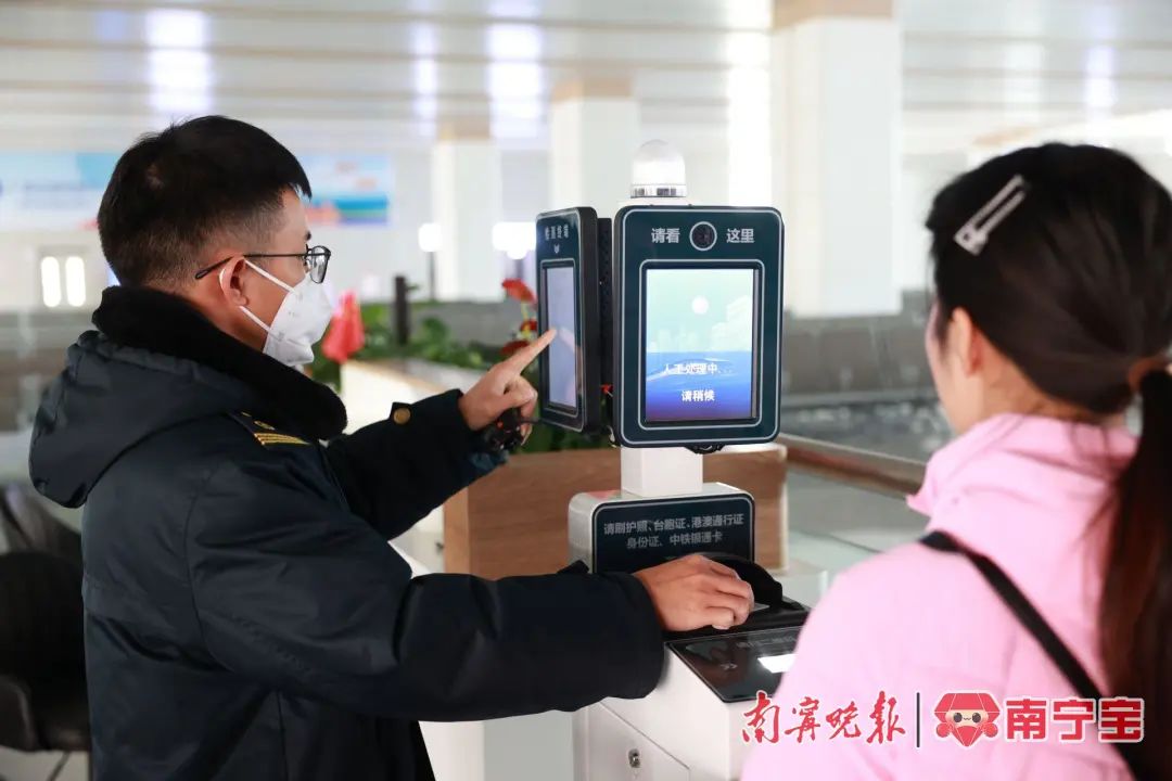 旅客在检票口有序排队进站&nbsp; &nbsp;通讯员 李伊 摄