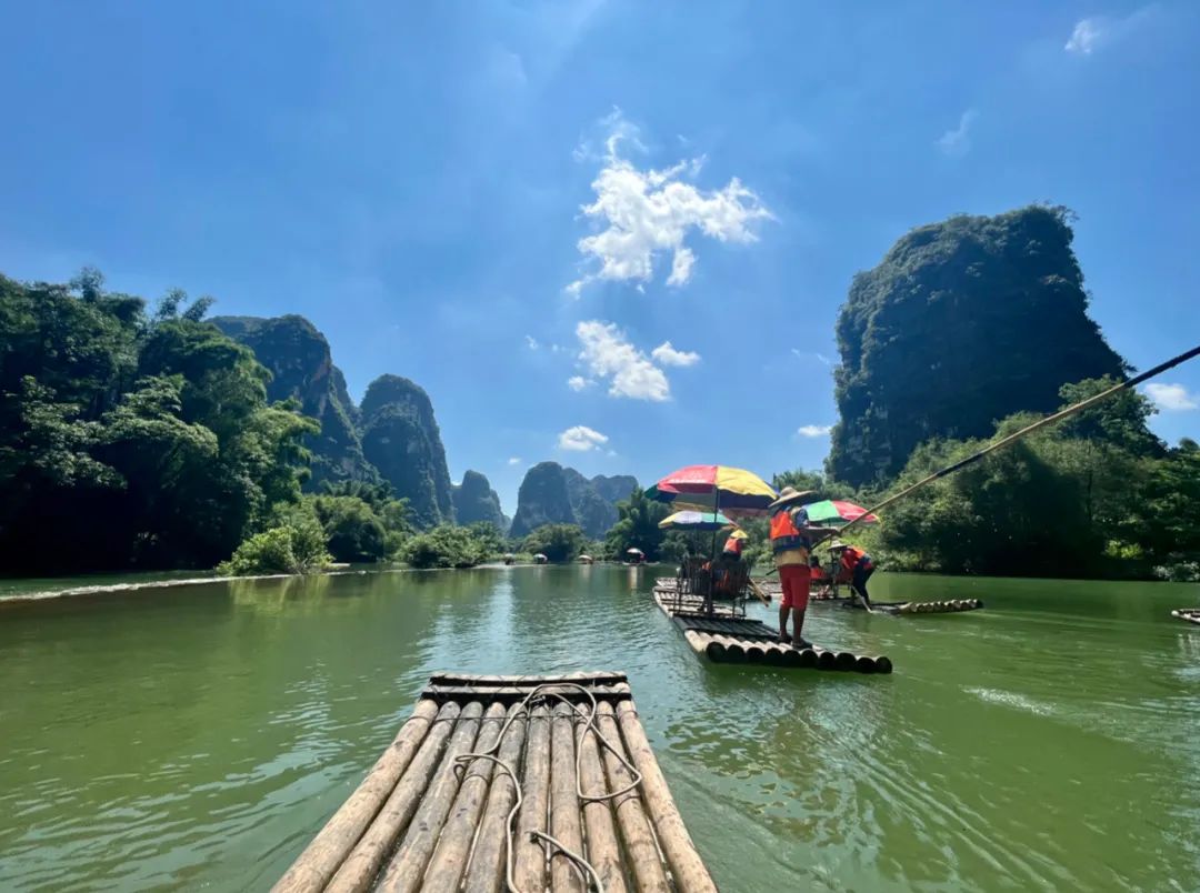 漓江上的观光竹筏.新京报记者 吴淋姝 摄