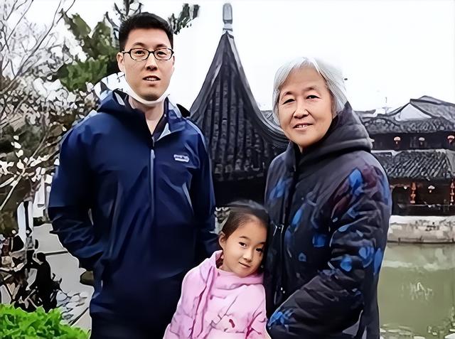 然而,就在闫宏微去世一年后,她的丈夫吴载斌却突然在网上公布了新的