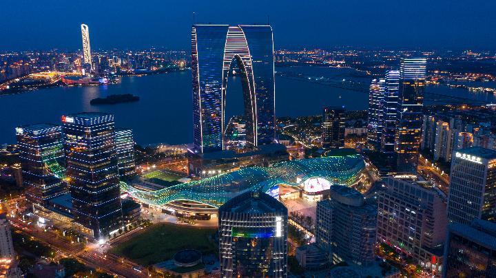 这是2020年7月23日拍摄的苏州工业园区金鸡湖畔夜景(无人机照片).