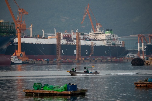 “火热”的韩国造船业遭遇用工寒潮|今日