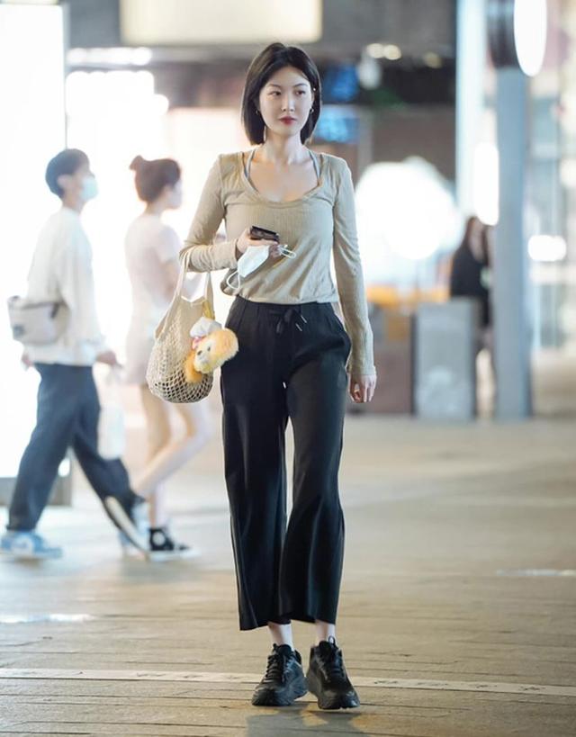 裤子穿“长一点”还是“短一截”？让杭州女生的街拍告诉你答案休闲区蓝鸢梦想 - Www.slyday.coM