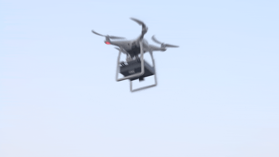 动图丨无人机对 E-seed 进行空中播种（来源：该团队）