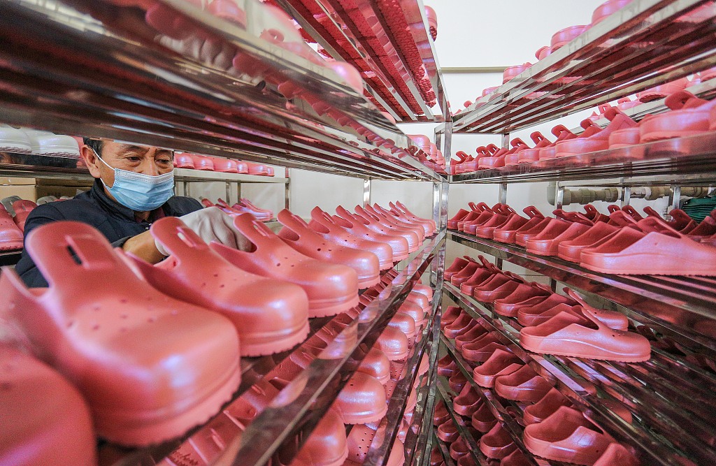 2021年3月8日,福建晋江,凉鞋生产旺季,在福建晋江一鞋厂,工人正在生产