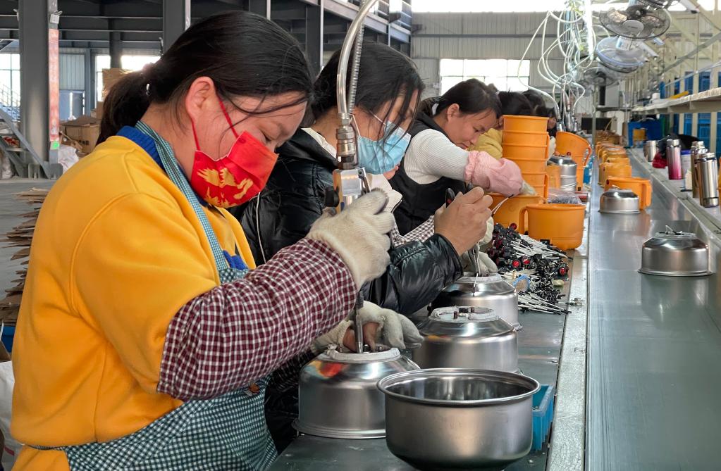 广西美王电器科技有限公司的工人正在生产电煮锅.