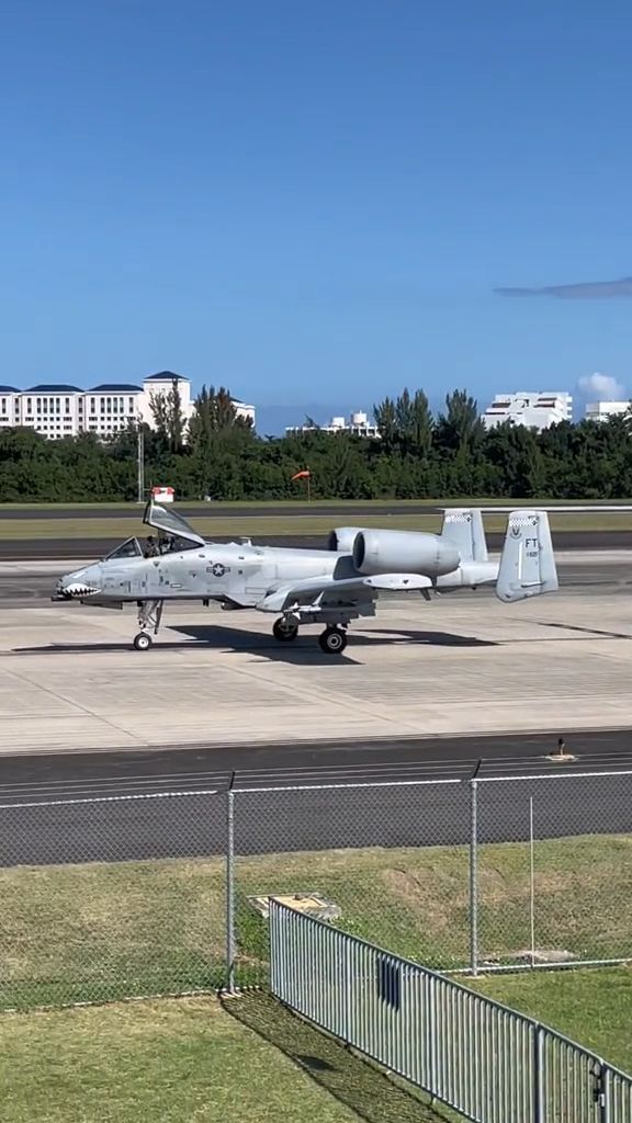 机场滑行驶过的美军a10攻击机