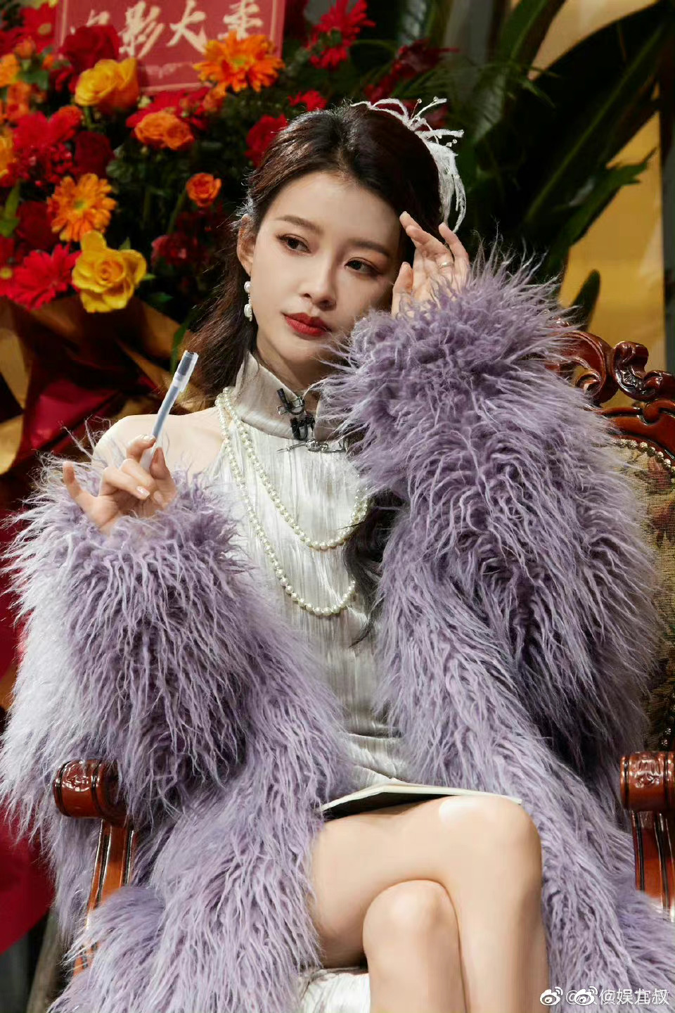 孙怡回归大侦探,这身银色旗袍造型好美啊!|孙怡|旗袍|侦探_新浪新闻