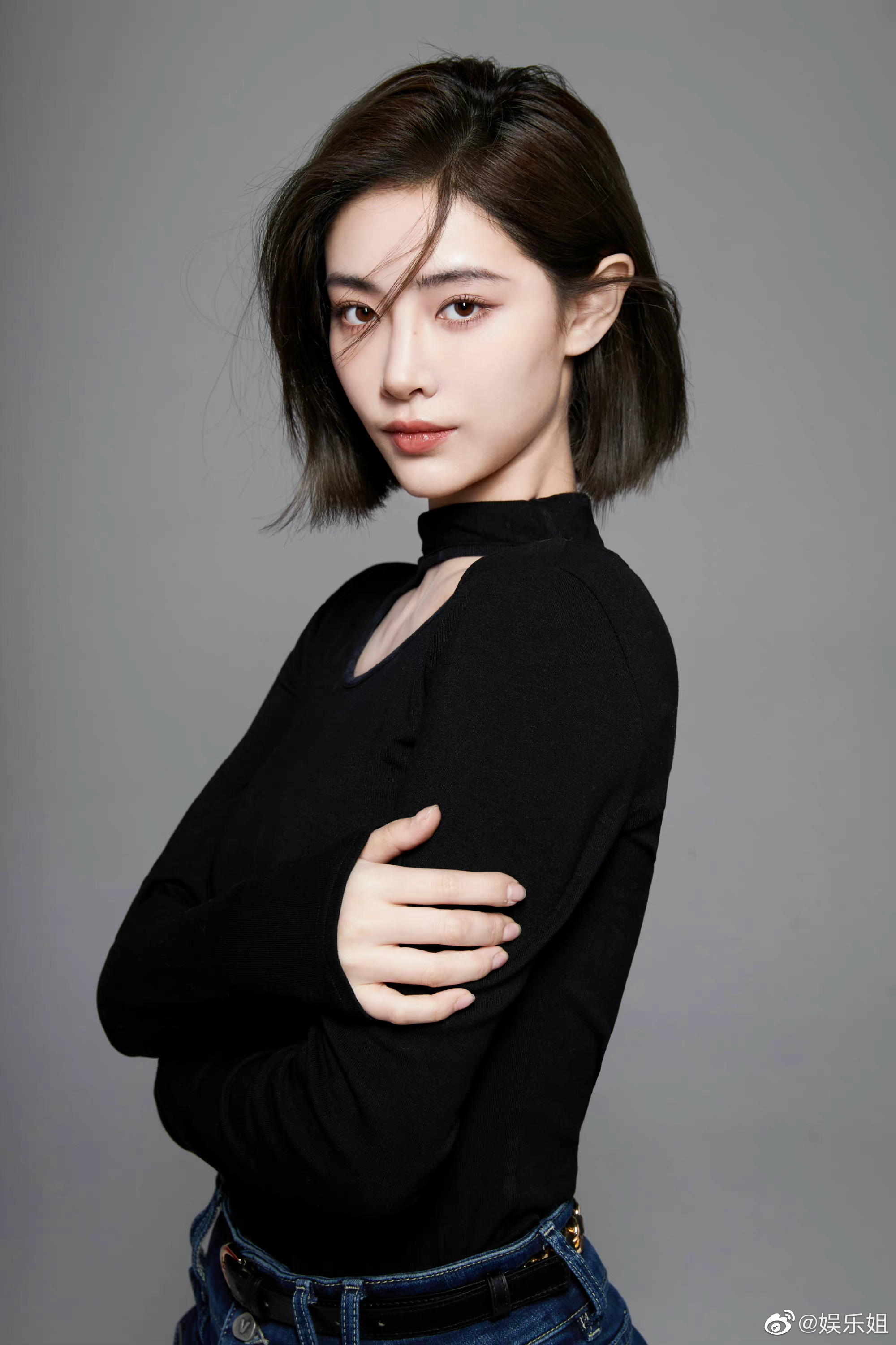 这是颜狗的天堂吧,许佳琪露肩黑上衣搭配齐短发真的很绝!