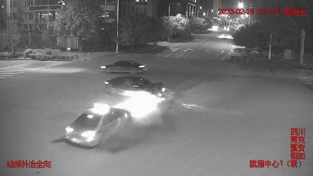 十字路口未让右先行,两车相撞酿事故|相撞|交警|四川省_新浪新闻