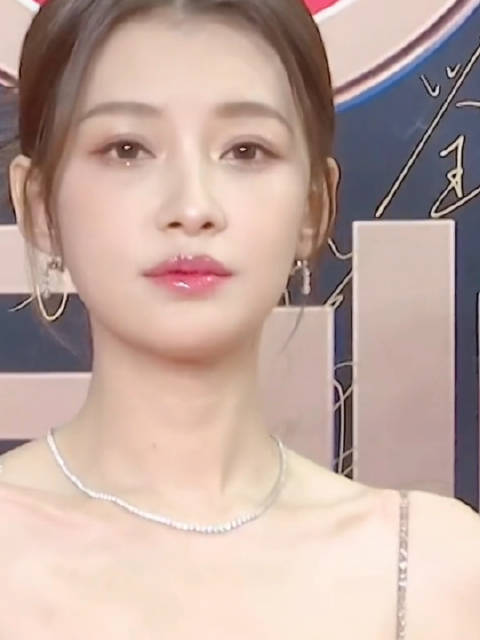 你可以永远相信内娱女明星的身材……_新浪新闻