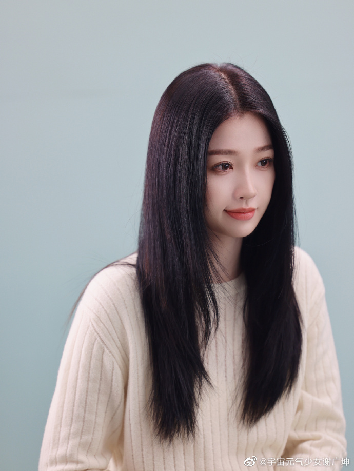 虞书欣黑长直发型简简单单的美丽