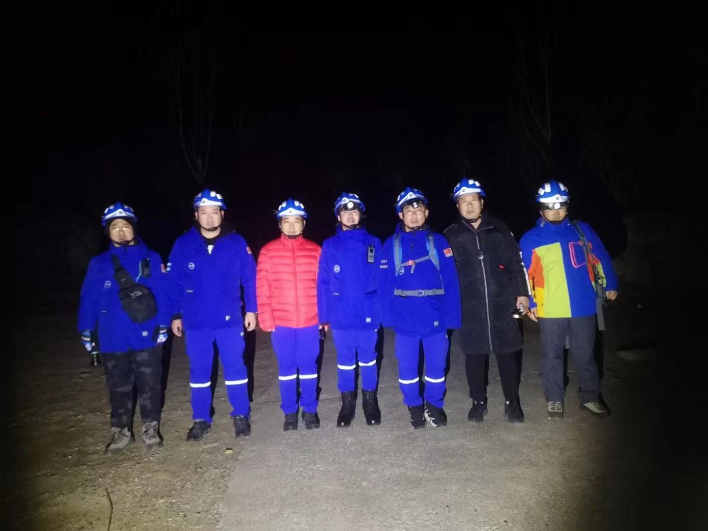 2月24日晚，救援队出发前的合影，右三刘金艺。受访者供图