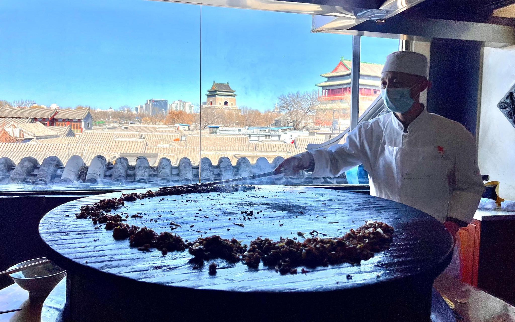 烤肉季饭庄体验"武吃",欣赏钟鼓楼景色. &nbsp;新京报记者 秦胜南 摄