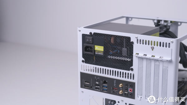 支持MATX主板、ATX电源和全高PCIe挡板的6盘位NAS机箱——御夫座评测|硬盘|机箱|散热器_新浪新闻