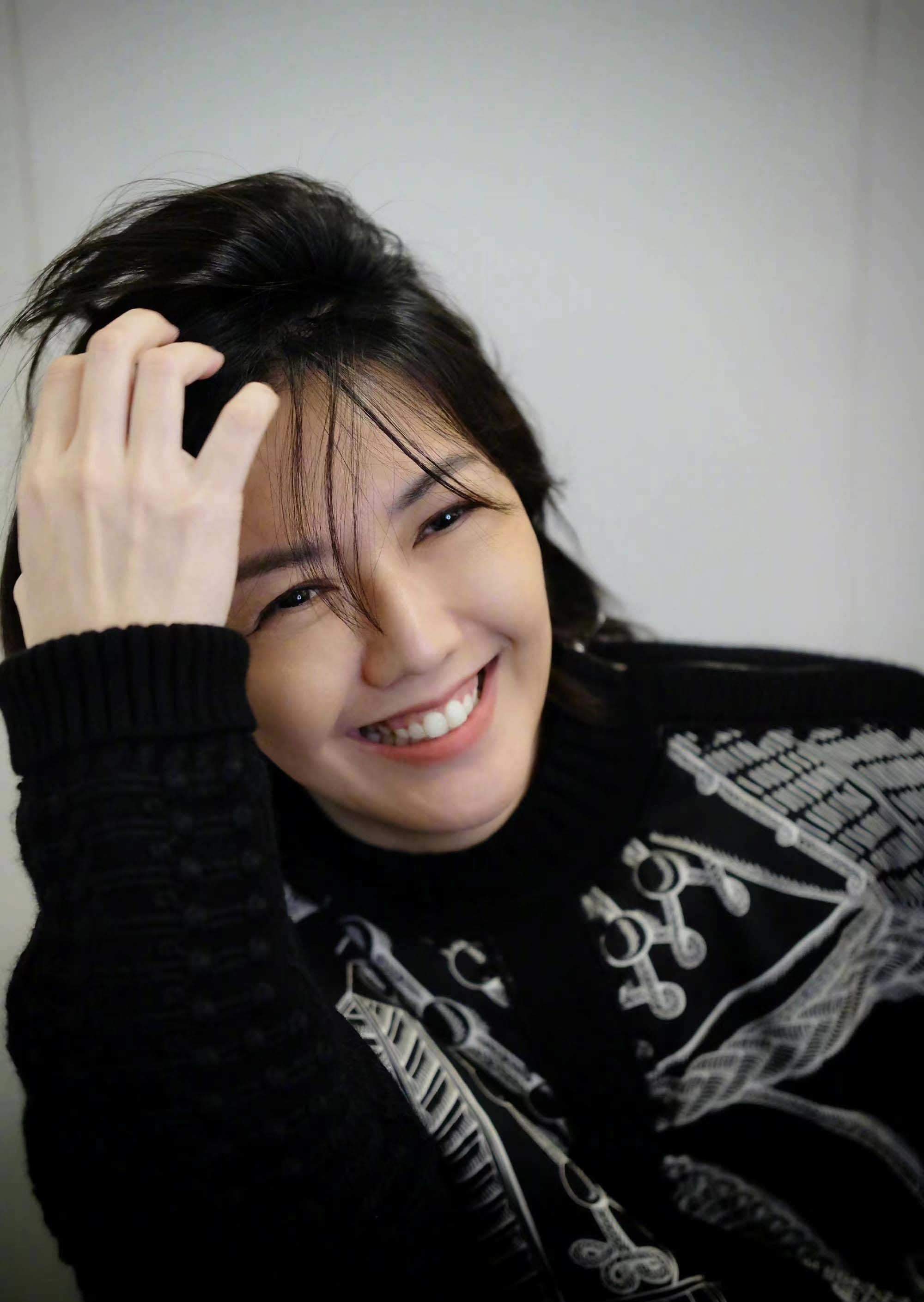 孙燕姿只发"大头照"被疑怀三胎?