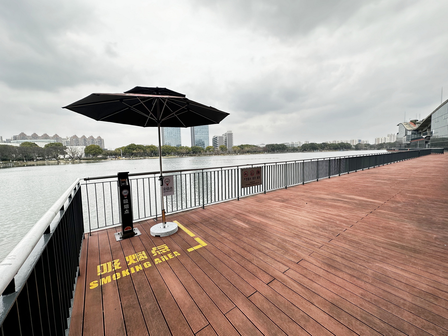 青浦区图书馆吸烟点