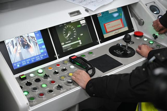 2023年3月1日,苏州轨道交通11号线列车控制台.澎湃新闻记者 吴栋 图