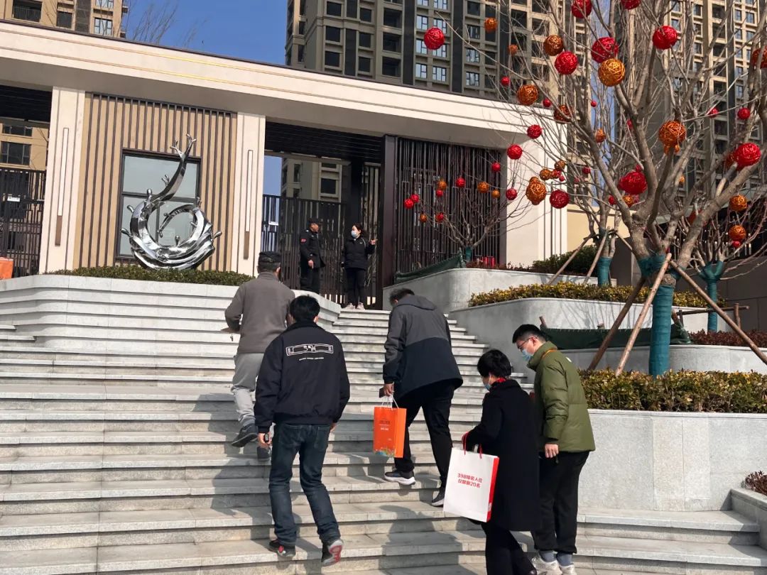 "前来收房的曲先生说,在交付现场,项目交付团队不仅让业主可以自己带