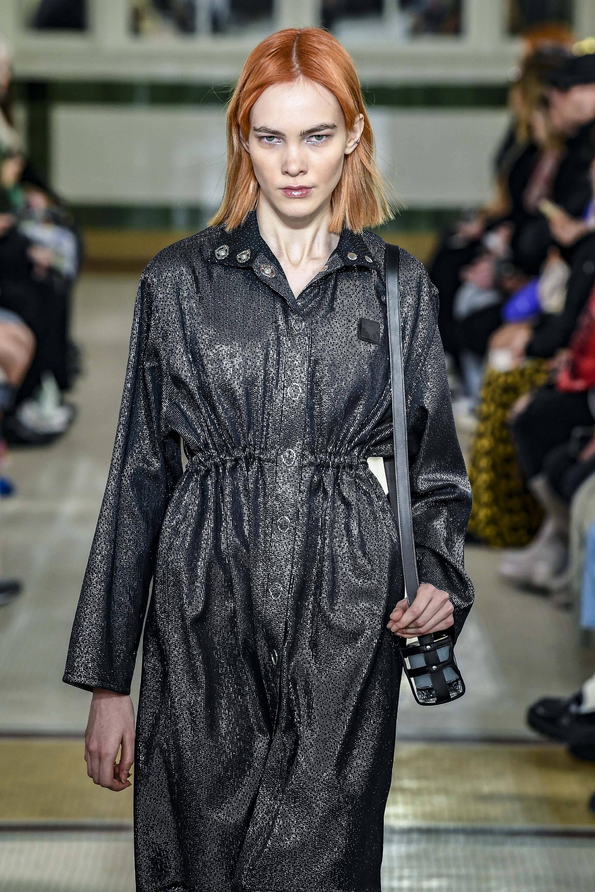 2月28日,模特在法国巴黎时装周上展示victoria/tomas品牌的2023-2024