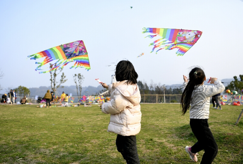 2月27日，小朋友在湖北省宣恩县仙山贡水旅游区的一处草坪上放风筝。春光明媚，人们踏青出游，放飞风筝，乐享春日美好时光。新华社 图