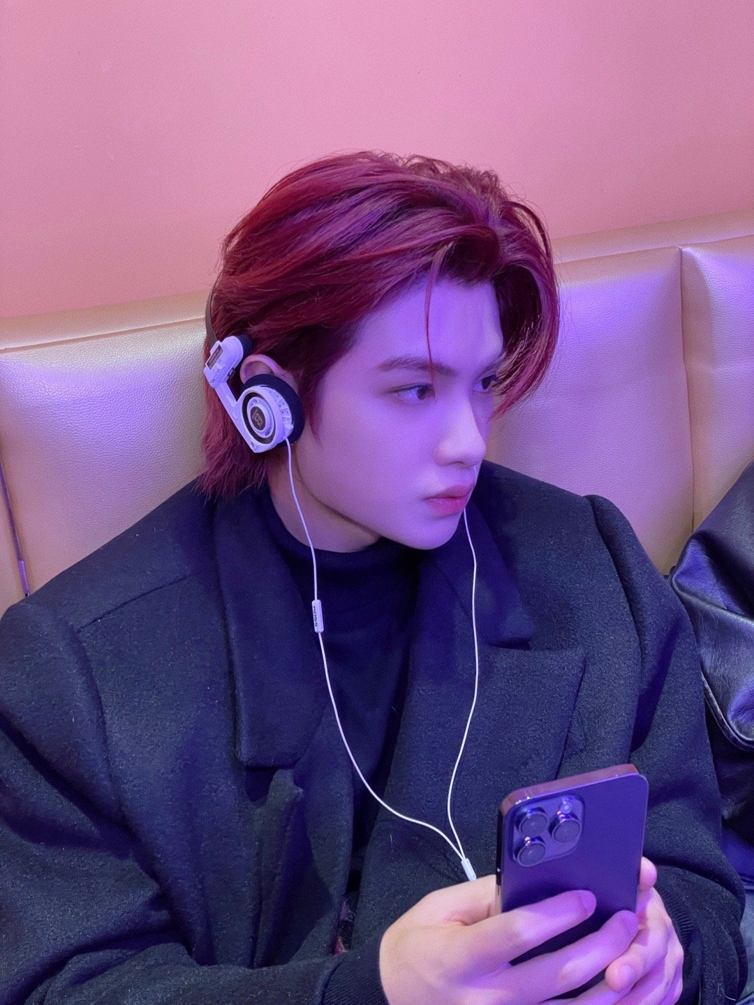 黄明昊el红发耳机库存照,el好酷好帅 帅哥在听什么音乐啊|黄明昊|好酷