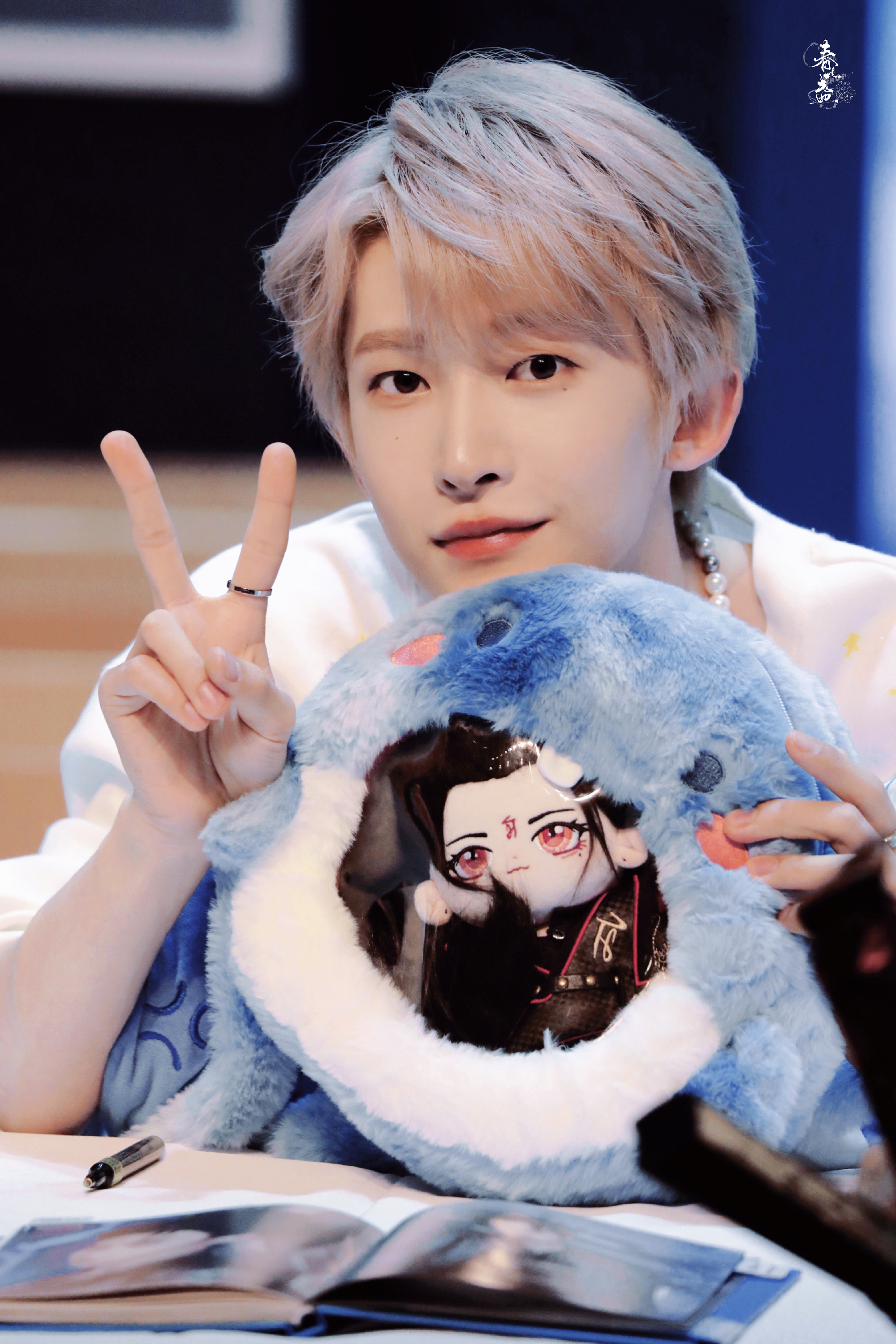 刘宇签售会给粉丝行王子礼 会戴上各种头饰给粉丝最有爱的反馈