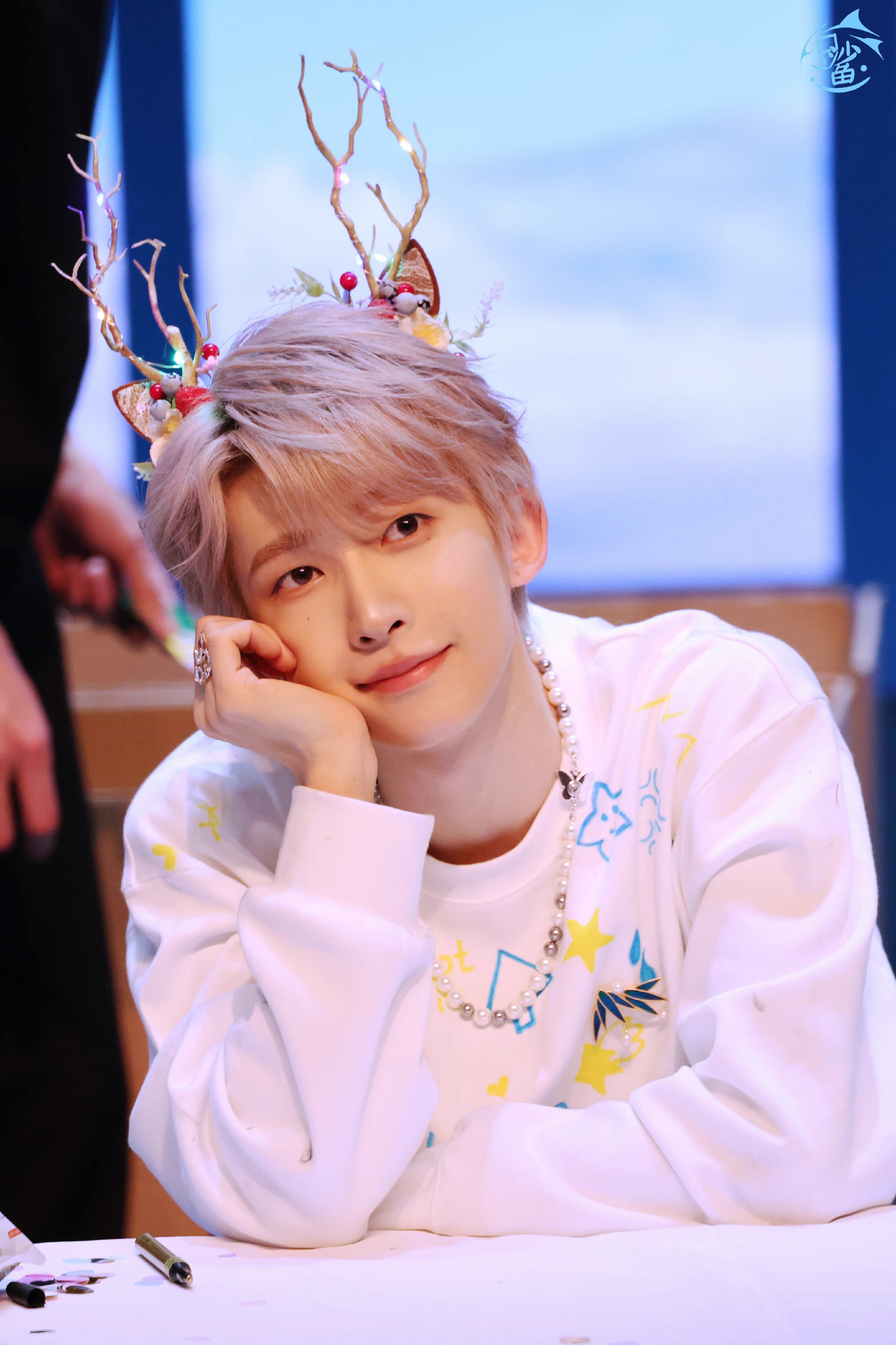 刘宇签售会给粉丝行王子礼 会戴上各种头饰给粉丝最有爱的反馈