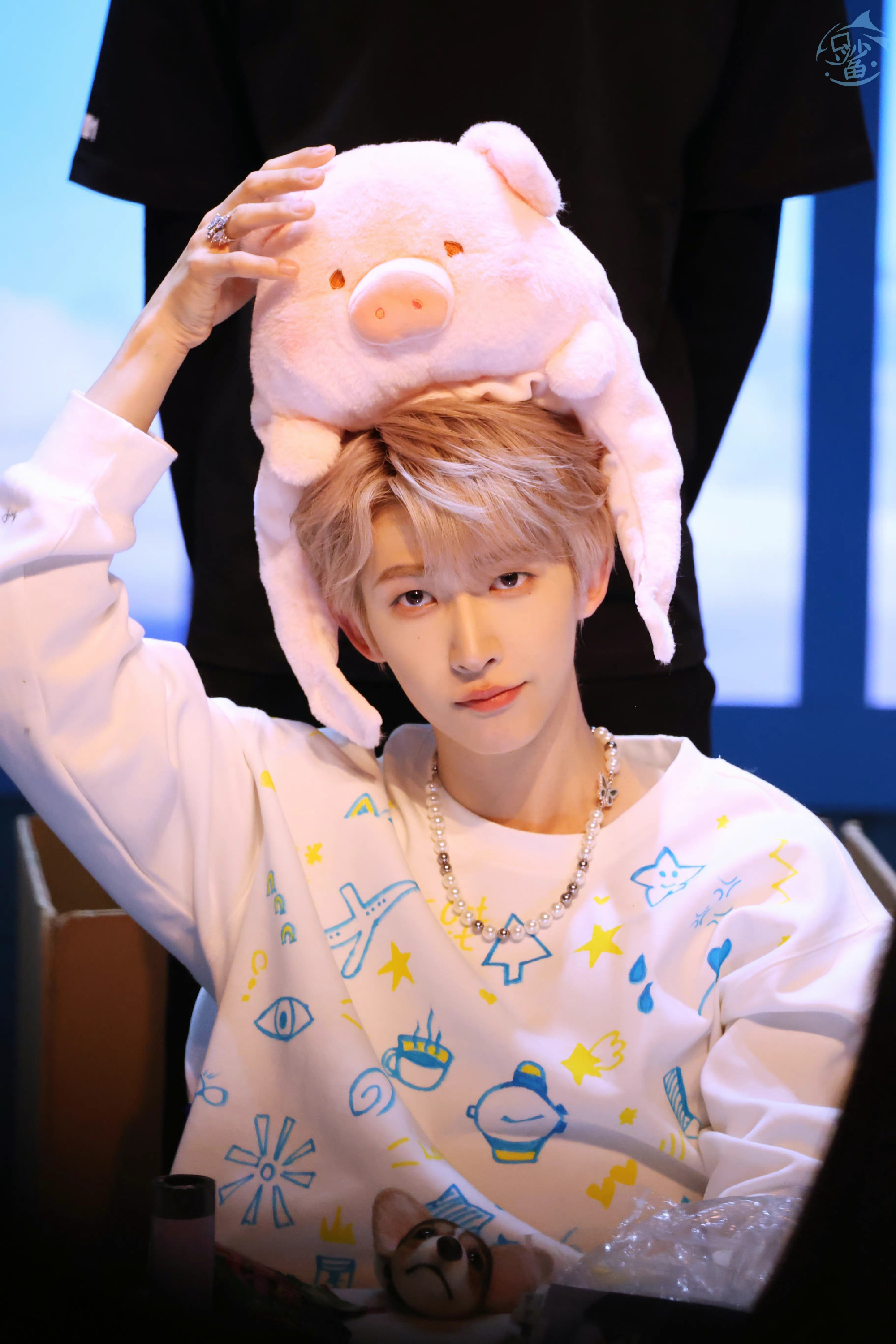 刘宇签售会给粉丝行王子礼 会戴上各种头饰给粉丝最有爱的反馈