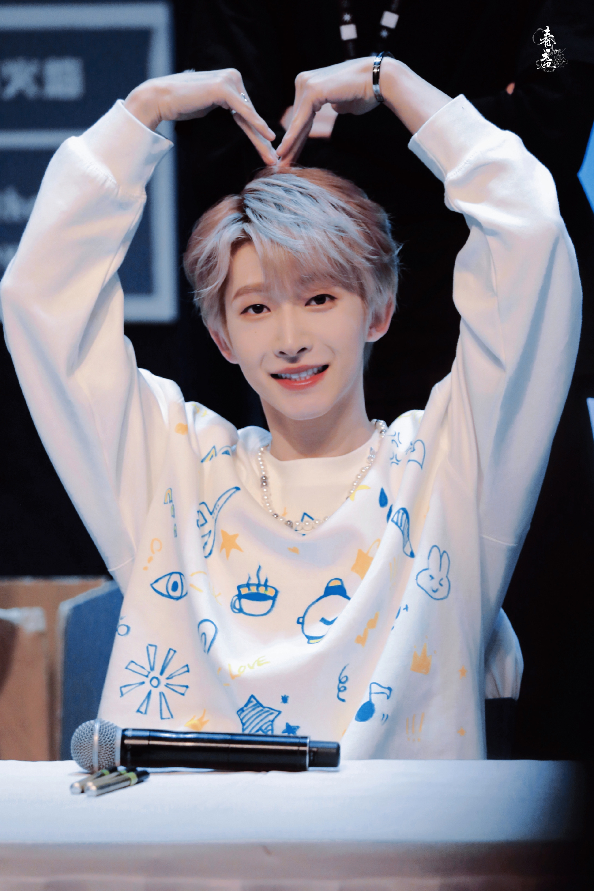 刘宇签售会给粉丝行王子礼 会戴上各种头饰给粉丝最有爱的反馈