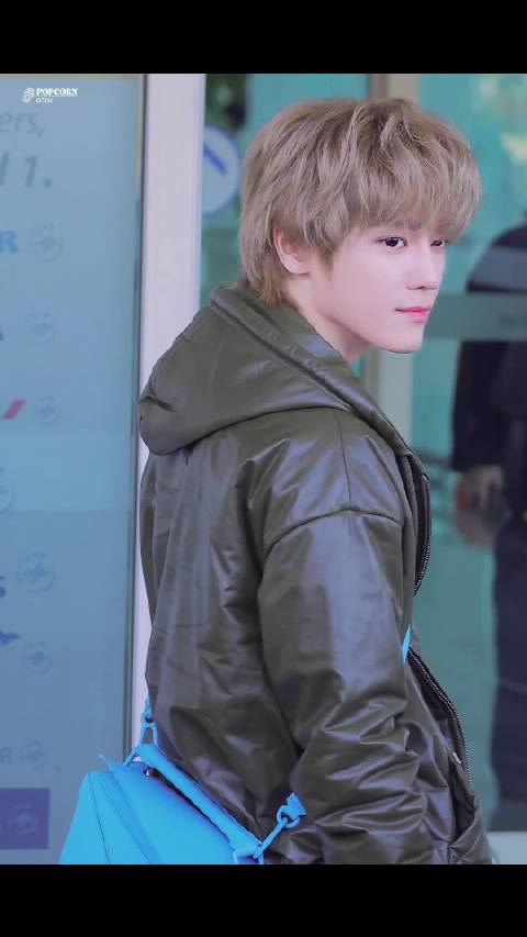 李泰容好可爱呀金发卷毛好像小狮子看起来手感不错嘿嘿