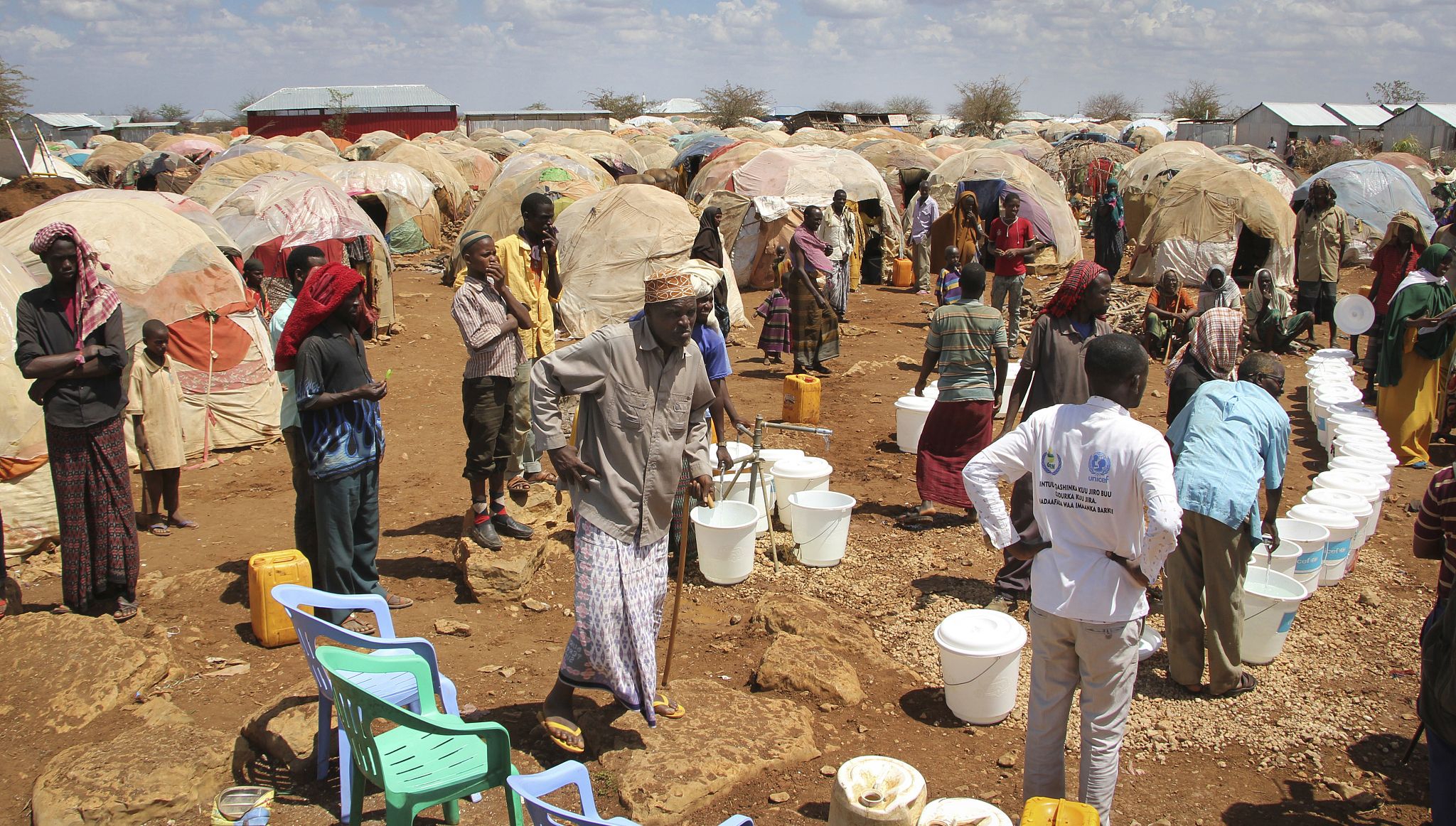 新流离失所的索马里人聚集在索马里拜多亚难民营的一个供水点旁.