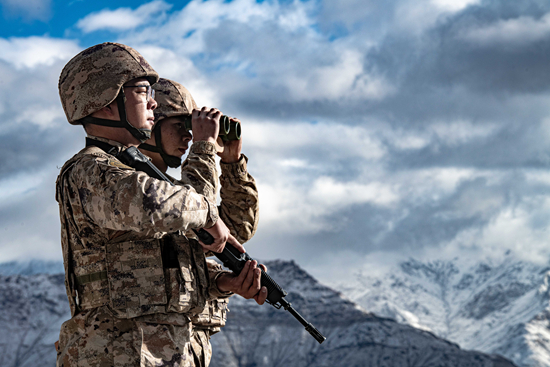 &nbsp;&nbsp;&nbsp;&nbsp;张欢(左)在海拔4500多米的高原边防一线执勤