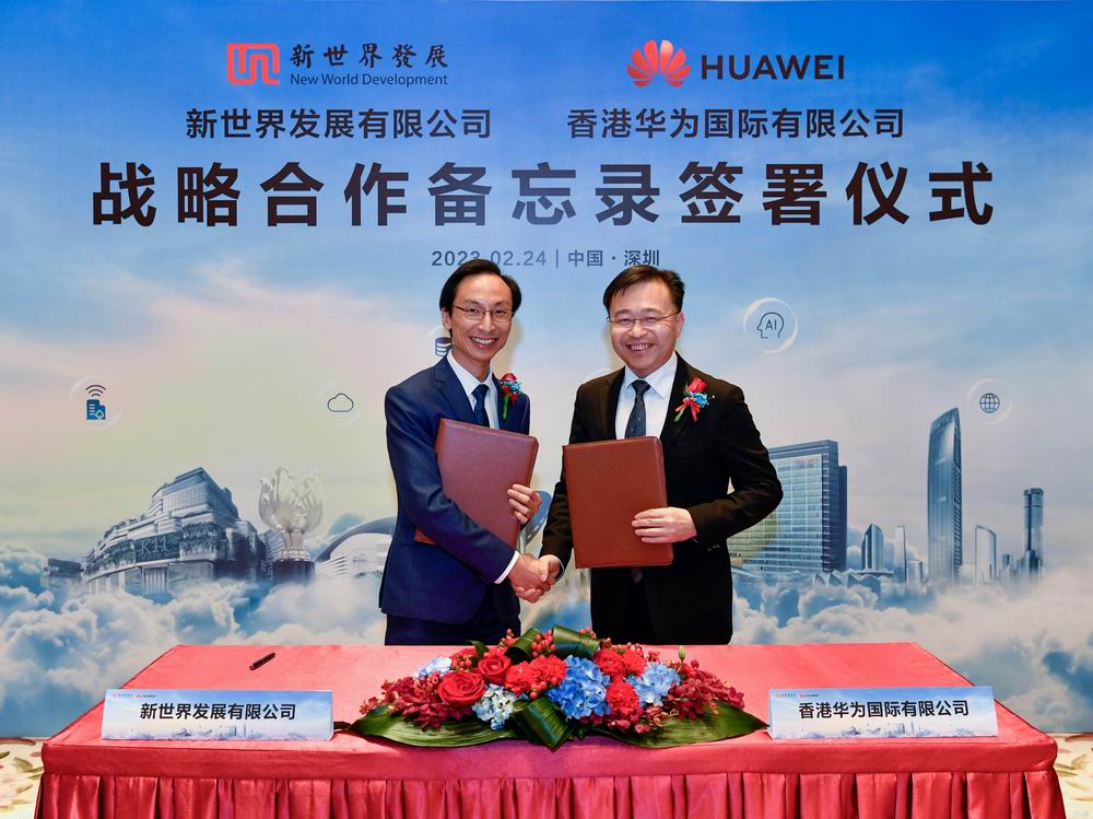 新世界發展科技及變革總監冼君行（左）與華為香港企業業務部副部長鄧昭健（右）