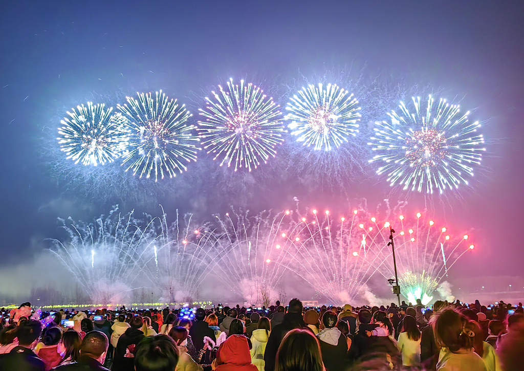 2023年1月29日晚,湖北宜昌,宜都举行迎新春焰火晚会,璀璨烟花绽放天际